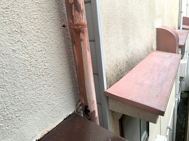 竪樋つかみ金具